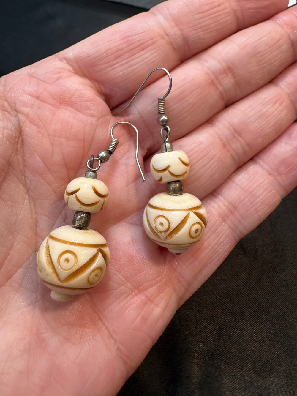 Vintage Carved Bone Bead Dangle Earrings Tribal Style 10g 1.5”